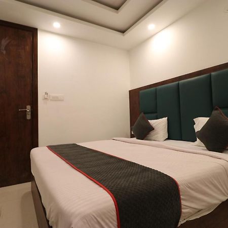 Family Hotel Tark Near Igi Airport Delhi Нью-Дели Экстерьер фото