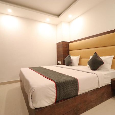 Family Hotel Tark Near Igi Airport Delhi Нью-Дели Экстерьер фото