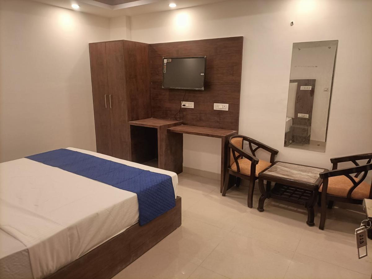 Family Hotel Tark Near Igi Airport Delhi Нью-Дели Экстерьер фото