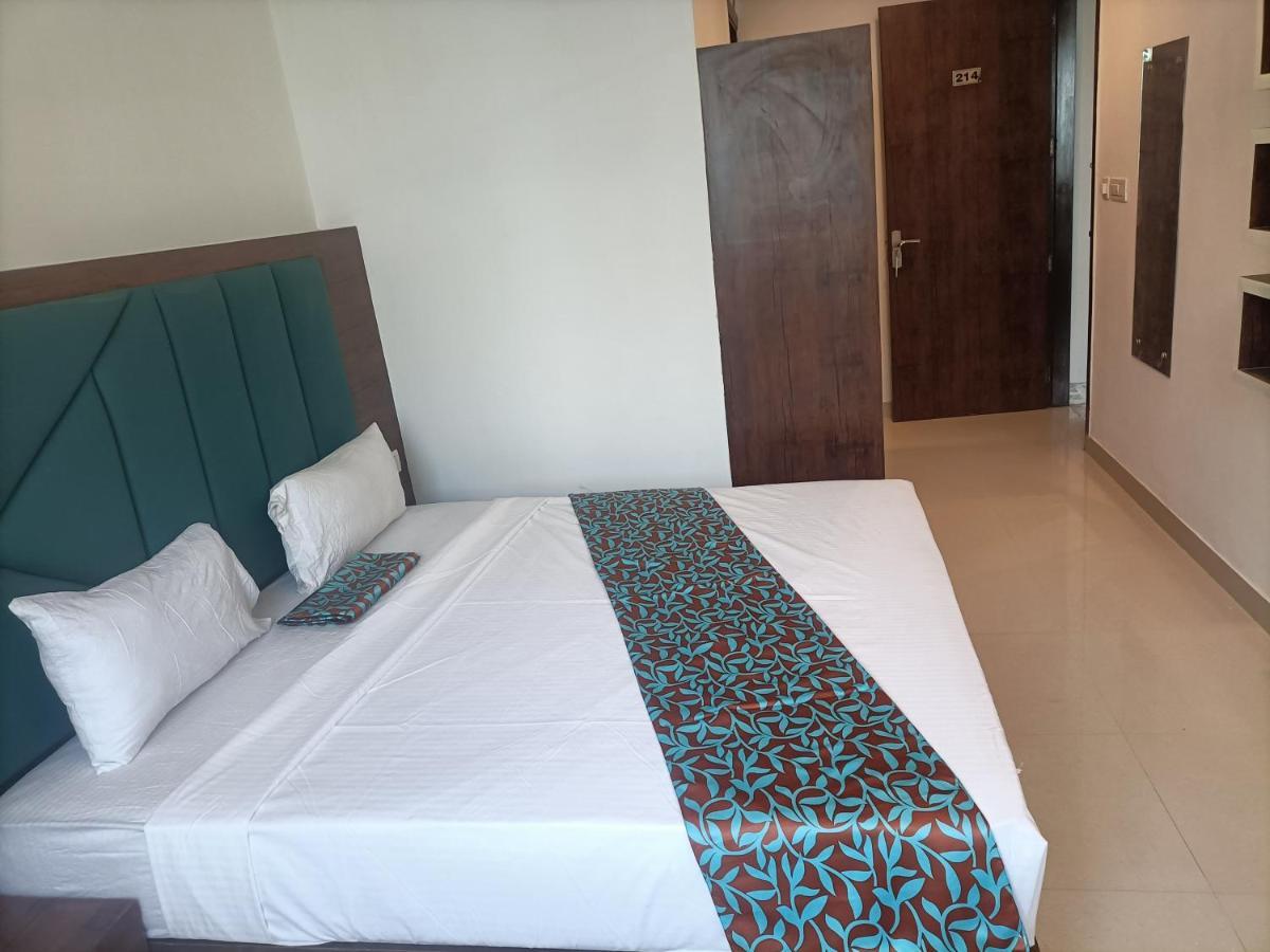 Family Hotel Tark Near Igi Airport Delhi Нью-Дели Экстерьер фото