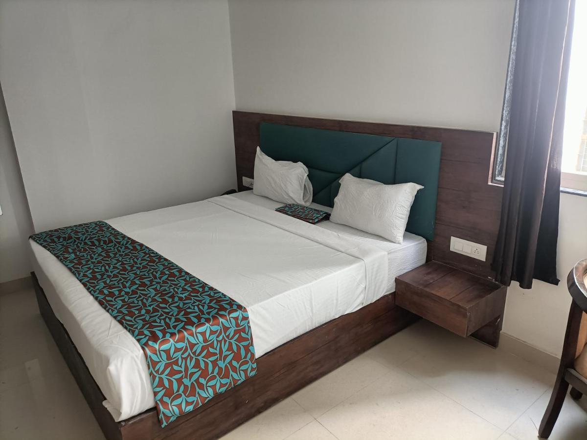 Family Hotel Tark Near Igi Airport Delhi Нью-Дели Экстерьер фото